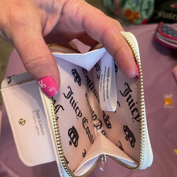 Juicy Couture White Wallet with Gold Zipper - Picture 5 of 5